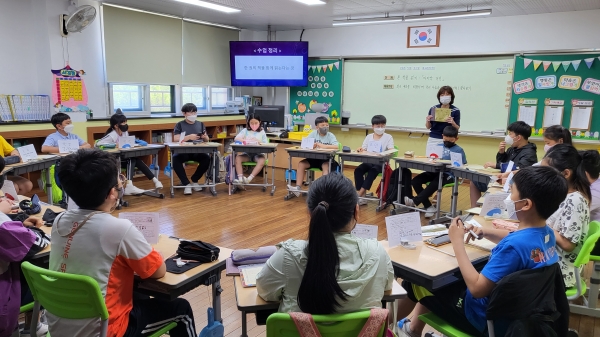진주교육지원청(교육장 박영주)은 지난달 30일부터 오는 17일까지 3주 동안 수업나눔 주간을 운영하고 공개수업을 진행한다.