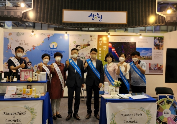 (재)산청세계전통의약항노화엑스포조직위원회(위원장 하병필 도지사 권한대행, 이하 조직위)는 지난 3일부터 5일까지 부산 벡스코에서 열린 ‘대한민국 대표축제 박람회’에 참가했다고 밝혔다.