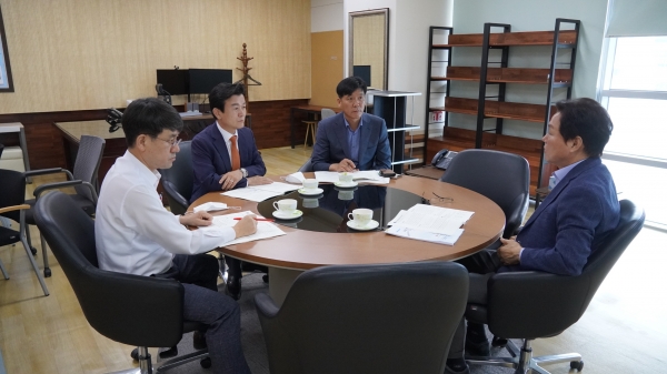 조규일 진주시장은 경남연구원에 차려진 경남도지사 인수팀 사무실을 찾아 박완수 경남도지사 당선인과 면담하고 진주시 지역현안의 도정과제 반영을 적극 건의했다.