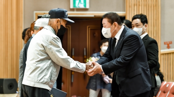 함안군이 참전유공자와 유가족에 대한 존경과 감사의 마음을 전하기 위해 6‧25전쟁 제72주년 행사를 열었다.