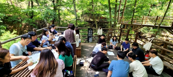 거창군은 지난 16일부터 4회에 걸쳐 가조면 항노화힐링랜드에서 민원담당 공무원 100명을 대상으로 힐링프로그램을 운영했다.