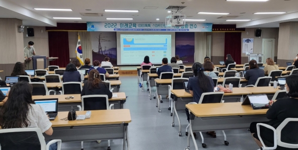 진주교육지원청(교육장 박영주)은 28일, 30일 양일간 진주교육지원청 3층대회의실에서 초·중등 학부모 90여명을 대상으로 미래교육(아이톡톡,스마트단말기) 역량 강화 연수를 개최했다.