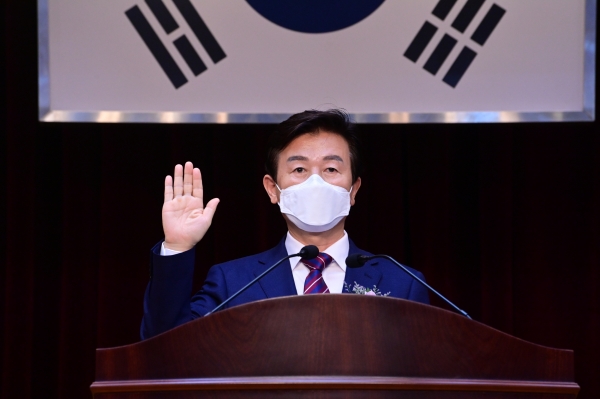 조규일 진주시장은 7월 1일 시청 2층 시민홀에서 지역경제 상황을 고려해 초청인사 없이 직원들만 참석한 가운데 민선 8기 취임식을 가졌다.