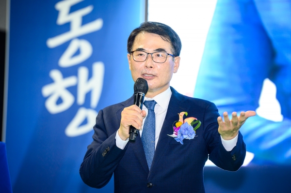 남해군은 1일 국민체육센터에서 ‘민선8기 출범식 및 비전선포식’을 개최하고 ‘행복한 동행, 비상하는 남해’라는 군정 목표를 선포했다.