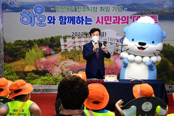 조규일 진주시장은 취임 첫날인 1일 논개·중앙시장 일원에서 진주시 관광캐릭터 하모와 함께하는 시민과의 데이트 시간을 가졌다.