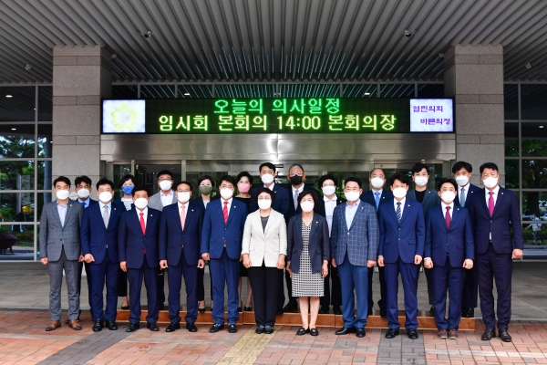 진주시의회는 지난 11일 제238회 임시회 마지막 본회의를 열고 의회운영위원회 위원장 등 선출을 완료하며 제9대 전반기 의장단 및 원 구성을 마무리했다.