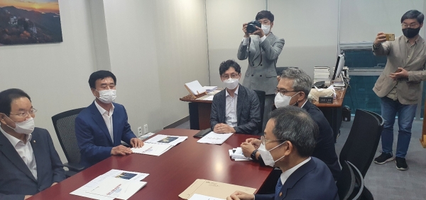 박동식 사천시장은 최근 박완수 경남도지사 면담과 행정안전부 방문에 이어 과학기술정보통신부 장관을 만났다.