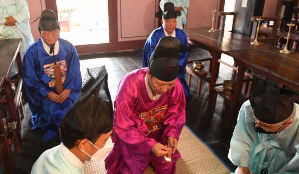 거창군은 거창향교 주관으로 지난 13일 향교 대성전에서 구인모 거창군수와 경남도의회 박주언 의원, 김일수 의원, 향교 및 유도회 임원들이 참석한 가운데 고유례를 봉행했다고 전했다.