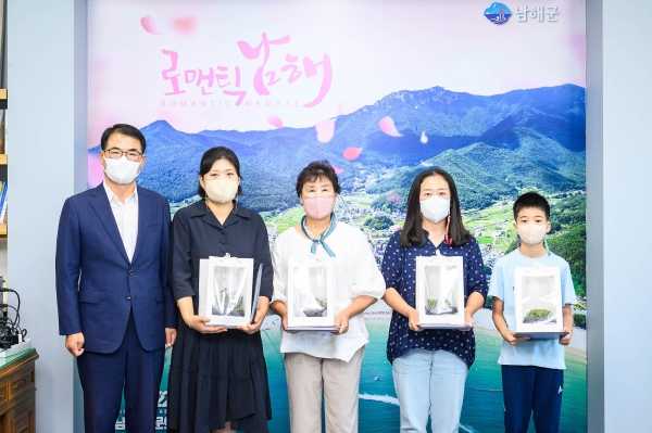 남해군은 12일 ‘2022 남해군 청렴슬로건 공모전’ 수상자에 대한 시상식을 개최했다.