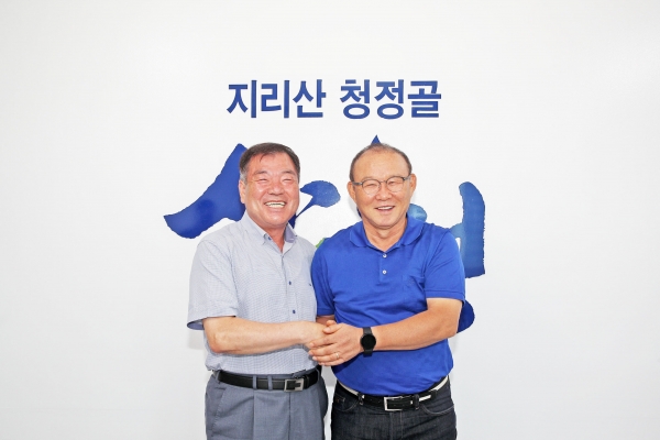 ‘베트남 축구 영웅’ 박항서 감독이 이승화 군수 취임을 축하하기 위해 13일 산청군청을 깜짝 방문했다.