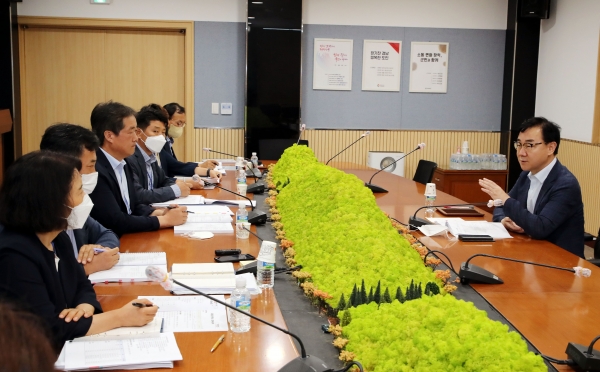 하동군은 하승철 군수가 지난 12일 기획행정국 소관 기획예산과를 시작으로 부서별 업무보고를 청취한다고 13일 밝혔다.