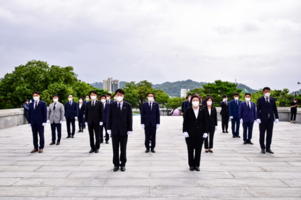 진주시의회가 12일 임진대첩계사순의단과 충혼탑을 방문해 참배하고 본격적인 전반기 의정활동을 시작했다.