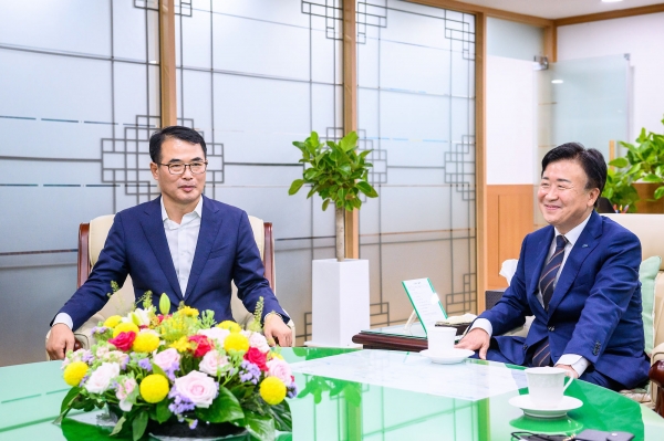 장충남 남해군수와 정기명 여수시장이 지난 14일 민선8기 출범 후 첫 만남을 가졌다.