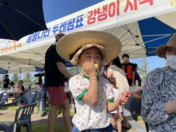 고성군 고성읍 주민자치회(회장 정진교)는 7월 16일 고성읍 기월리 공룡나라 두레팜에서 ‘주민과 함께하는 한여름 강냉이 축제’를 개최했다.