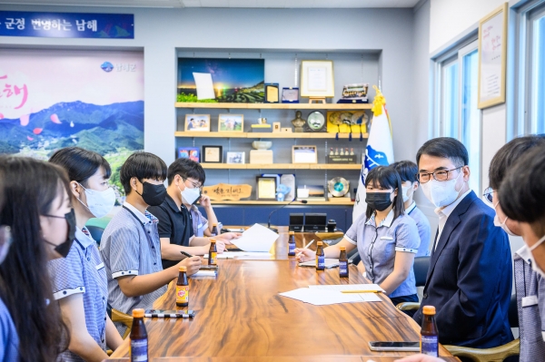 장충남 남해군수가 지난 15일 남해고등학교 동아리 ‘늘품나래’ 소속 학생 기자들과 군정현안 전반에 대한 소통의 시간을 가져 눈길을 끌었다.