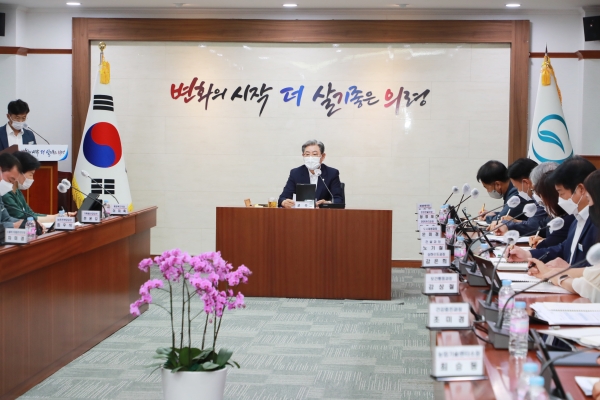 오태완 의령군수는 18일 민선 8기 조직개편 후 첫 확대간부회의에서 '회의실 설치'라는 다소 특별한 지시를 내렸다.