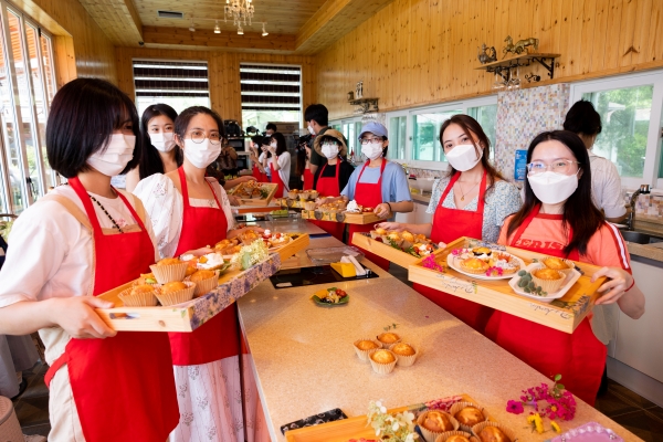 진주시 대평면 물사랑 교육농장에서 마련된 원데이 쿠킹 클래스 체험에 참여한 경상국립대 외국인 유학생들이 직접 만든 쿠킹 제품을 들어 보이고 있다.