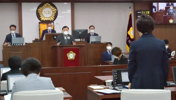 합천군의회(의장 조삼술)는 22일 오전 11시 2차 본회의를 열어 회기 중 심의한 동의안 등을 처리하고 제265회 임시회를 마무리했다고 밝혔다.