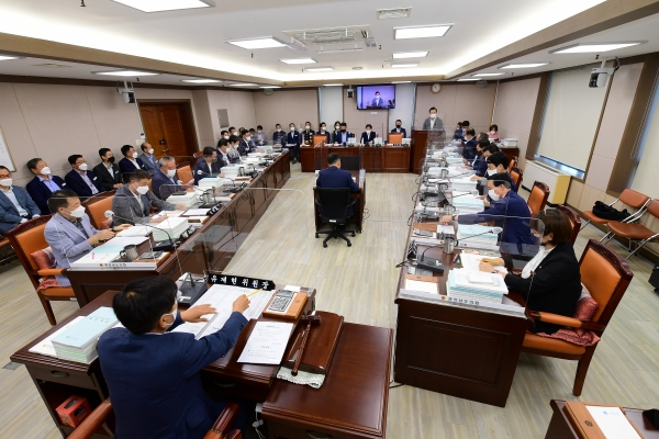 경상남도의회는 21일 2022년도 경상남도 제2회 추가경정 예산안 종합심사를 실시하고 수정안을 가결했다.