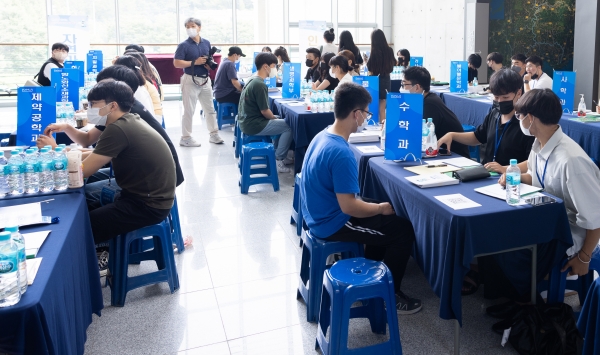경상국립대학교는 7월 23-24일 이틀간 가좌캠퍼스에서 열리는 ‘제12회 아이좋아 대학진학박람회’ 기간에 107개 전 학과가 참여하는 ‘오픈캠퍼스(학과탐색관)’를 마련했다.