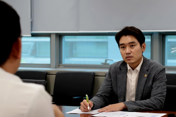 정재욱 경남도의원(국민의힘, 진주1)은 지난 21일 "경남권역 외상센터가 개소조차 못해 전국 유일의 의료복지 사각지대가 되었다"고 말했다.