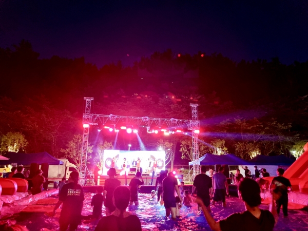 진주시는 ‘진양호 물빛축제’가 지난 22일 꿈키움동산 다이나믹광장에서 워터슬라이드, 워터캐논, 물총싸움 등 무더운 여름을 시원하게 날려버리는 ‘물빛 워터페스티벌’을 시작으로 화려하게 개막했다고 밝혔다.