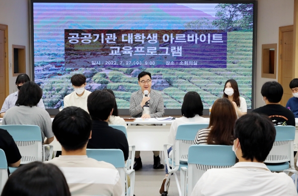 하동군은 지난 27일 하승철 하동군수와 공공기관 대학생 아르바이트 참여 대학생들이 군의 정책에 관한 대화의 시간을 가졌다고 29일 밝혔다.