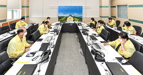조근제 함안군수는 29일 오전 함안군청 별관 1층 재난상황실에서 중앙부처와 17개 시·도가 참여한 코로나19 대응 중앙재난안전대책본부 영상회의에 참석했다.