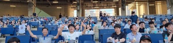 경상국립대학교 공무원직장협의회는 29일 저녁 창원 NC다이노스 파크에서 열린 NC-키움 야구경기를 관람하는 행사를 마련했다.