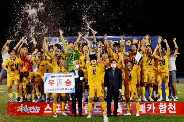 지난 16일부터 30일까지 합천군 군민체육공원 인조구장에서 펼쳐진 축구 유망주의 산실인 ‘2022 추계 전국고등축구대회’가 서울 중경고 우승, 경기 포천시민축구단U18 준우승으로 15일간의 대장정을 성공적으로 마무리했다.