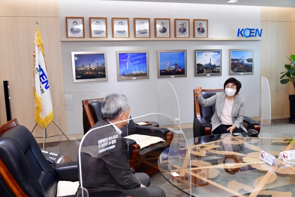 진주시의회 양해영 의장이 2일 진주혁신도시 소재 공공기관을 방문해 새로운 자치분권 시대에 걸맞은 지역 발전을 논의하며 소통 행보를 지속했다.