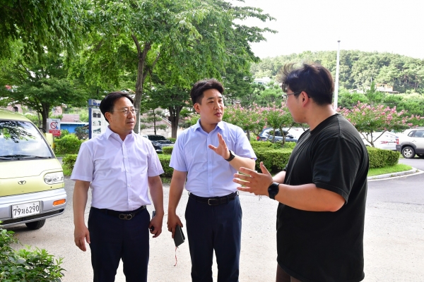 최민국 진주시의원은 4일 금산면 금호지 호수를 뒤덮은 부유물을 제거할 대책을 마련하기 위해 현장을 방문했다. 