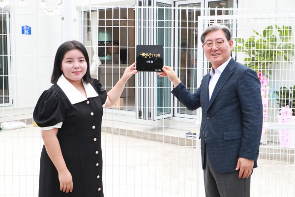 의령군(군수 오태완)은 청년희망프로젝트인 ‘2021년 청년몰 조성 시범사업’을 통해 ‘청년가게 1호점’을 탄생시켰다고 밝혔다.