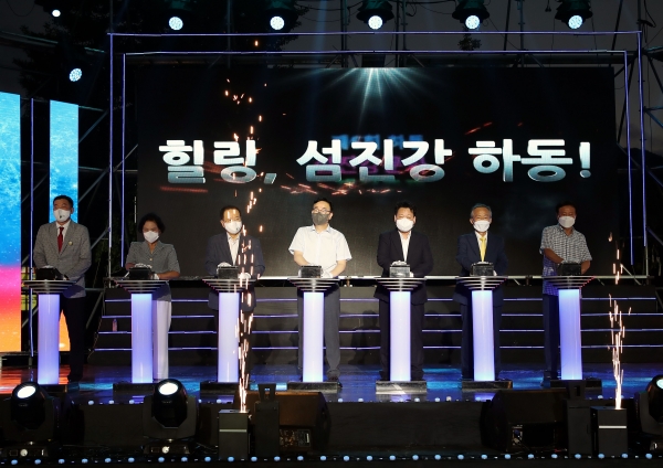 ‘힐링, 섬진강 하동! 찾아라, 황금재첩!’을 슬로건으로 지난 5일 막을 올린 제6회 하동섬진강문화재첩축제가 사흘간의 일정을 성황리에 마무리하고 폐막했다.