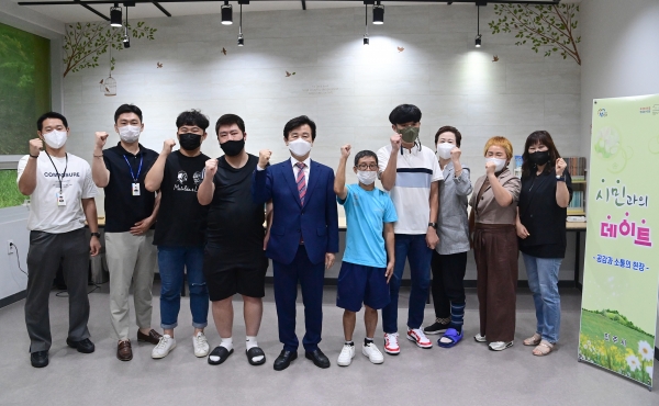 조규일 진주시장은 11일 진주청소년진로체험관에서 발달장애인 핸드볼팀 ‘진주피닉스’ 선수와 관계자 등 10여 명과 8월 ‘시민과의 데이트’시간을 가졌다.
