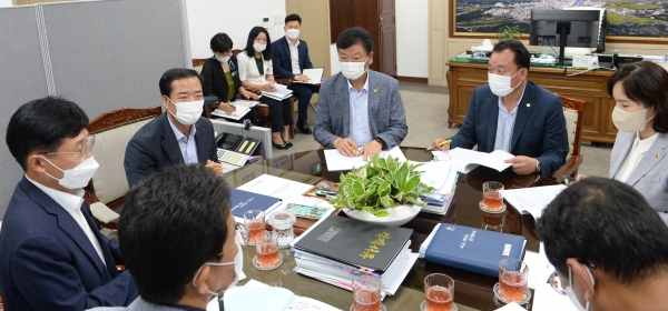 거창군은 지난 16일 군수실에서 지역구 및 거창 출신 비례대표 경상남도의원들과 간담회를 갖고 국·도비예산 확보 및 현안사업 추진 등에 대해 논의했다.
