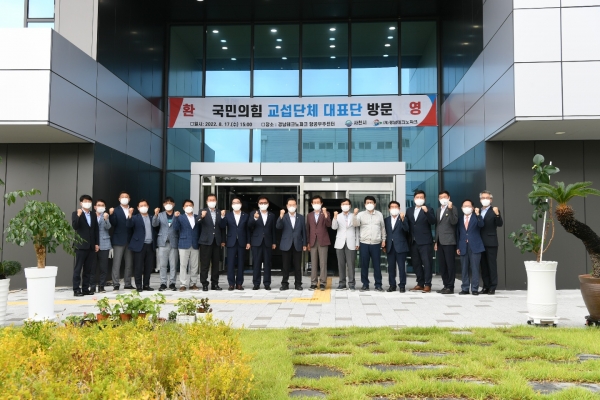 경남도의회 국민의힘 대표단은 17일~18일 1박 2일의 일정으로 사천시 ‧함안군 일원에서 정책연찬회를 가졌다고 밝혔다.