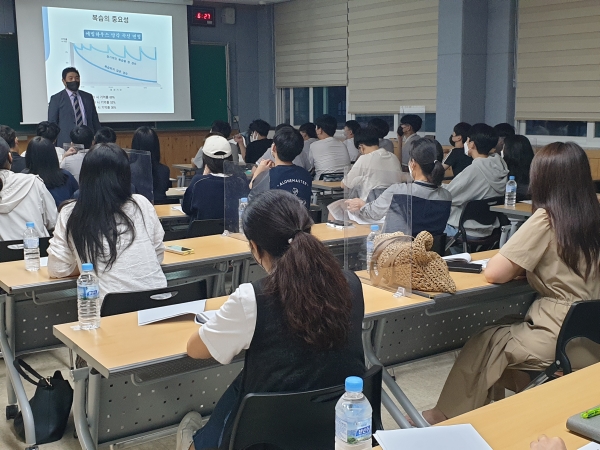 (사)합천군교육발전위원회(이사장 김윤철)는 지난 18일부터 2일간 남명학습관에서 수강생(중3~고2)과 학부모를 대상으로 대학입시 설명회를 개최했다.