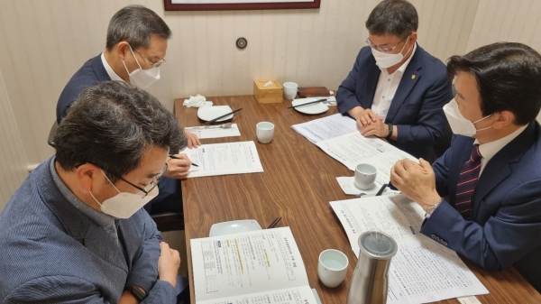 조규일 진주시장은 지난 19일 이종호 과학기술정보통신부 장관을 만나 주요 현안사업인 우주산업클러스터 조성과 공립 전문과학관 건립사업 추진상황에 대하여 설명하였다.