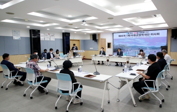 (재)하동군장학재단(이사장 이양호)은 관내 중고등학교 재학생 3자녀 244명, 4자녀 43명, 5자녀 이상 7명 등 총 294명에게 다자녀가구 장학금 1억 6340만원을 지급했다고 23일 밝혔다.