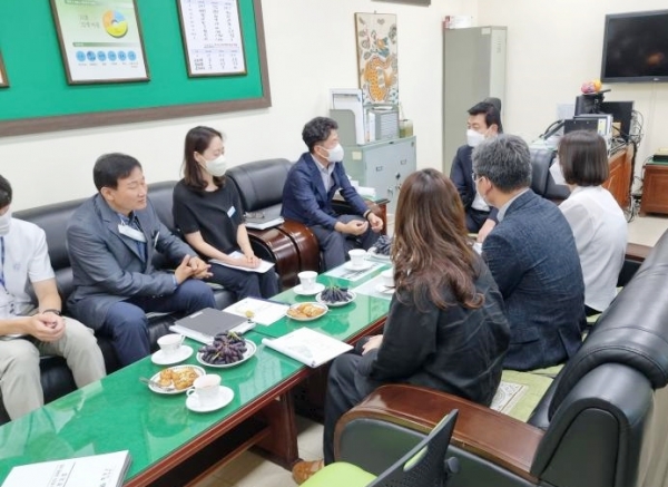 함양군은 지난 8월 초 취임한 곽근석 부군수가 읍면의 주요 지역 현안파악과 직원과의 소통을 위해 26일과 29일 2일간 11개 읍면순방에 나섰다고 밝혔다.