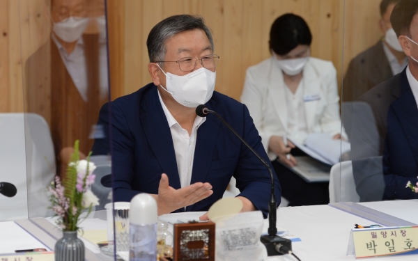 지난 6·1 지방선거에서 경남 자치단체장 중 유일하게 3선 시장으로 당선된 박일호 밀양시장이 30일 거창항노화힐링랜드에서 개최된 제86차 경남시장·군수협의회 정기회의에서 제21대 경남시장·군수협의회 회장으로 선출됐다.