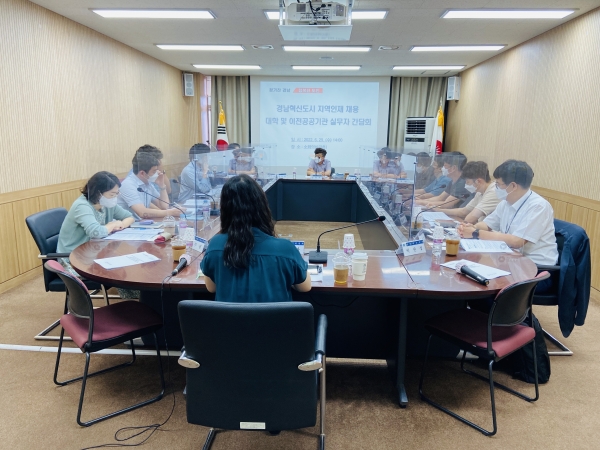 경상남도(도지사 박완수)는 혁신도시 이전 공공기관에 우수한 지역청년 구직자의 취업기회를 제공하고 인구유출을 방지하기 위해 보다 현실적인 지역인재 채용률 제고 대책을 마련할 예정이다.