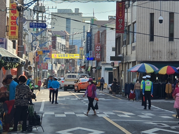 박동식 사천시장은 추석 명절을 맞아 시민들과 귀성객들에게 교통편의를 제공하기 위해 교통혼잡지역을 중심으로 교통지도에 나선 교통근무자들을 격려했다.