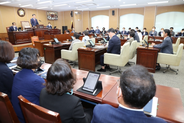 거창군의회(의장 이홍희)는 지난 8일 제265회 제1차 정례회 제2차 본회의를 열어 17일간의 의사일정을 모두 마무리했다.