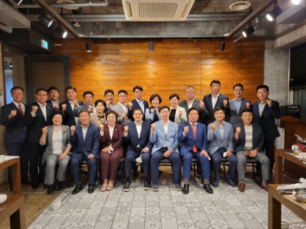 국민의힘 강민국(진주시을) 의원이 진주시 발전 간담회를 갖고, 지역 현안 해결과 정부 예산 확보를 위해 시·도의원과 협력을 강화하는 시간을 가졌다.