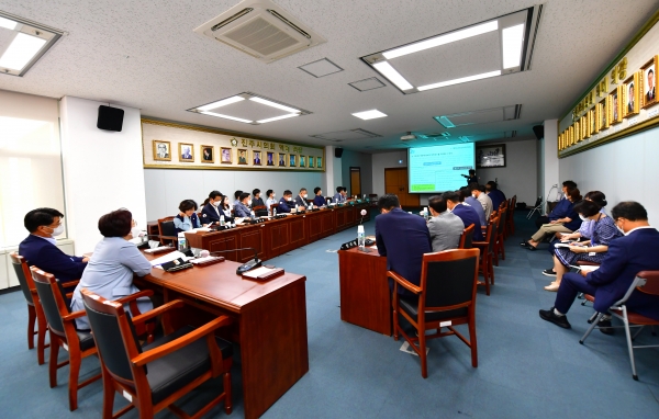 진주시의회는 13일 의원 역량강화 맞춤형 심화교육을 열어 2022년도 1차 정례회를 앞두고 실효성 있는 행정사무감사와 예산결산 심의가 이뤄지도록 대비했다.