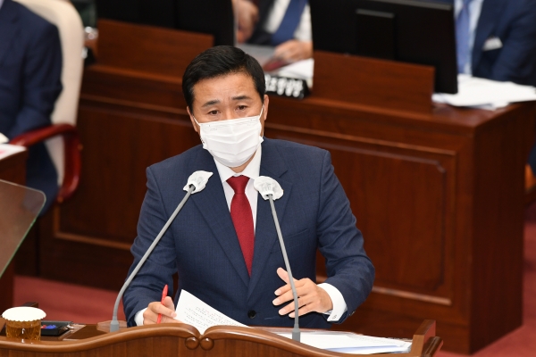 백수명 도의원(고성1, 농해양수산위원회)은 13일 경남도와 경남교육청의 합리적인 무상급식 분담비율 조정과 계속해서 줄어들고 있는 농업예산의 증액을 압박하였다.