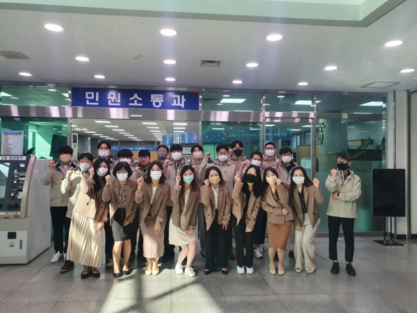 거창군 민원실은 가을을 맞이해 지난 8일부터 새로운 근무복을 입고 미소와 친절로 민원인을 맞이하고 있다.