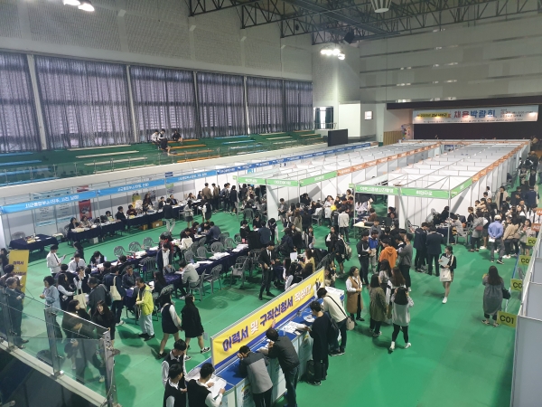 사천시가 서부경남 8개 시·군이 공동 주관하던 ‘경남 서부권 채용박람회’를 폐지하고, 단독으로 ‘항공특화 채용박람회’를 개최한다.